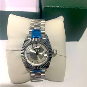 Luxury Watch for women - Silver color - NEW
